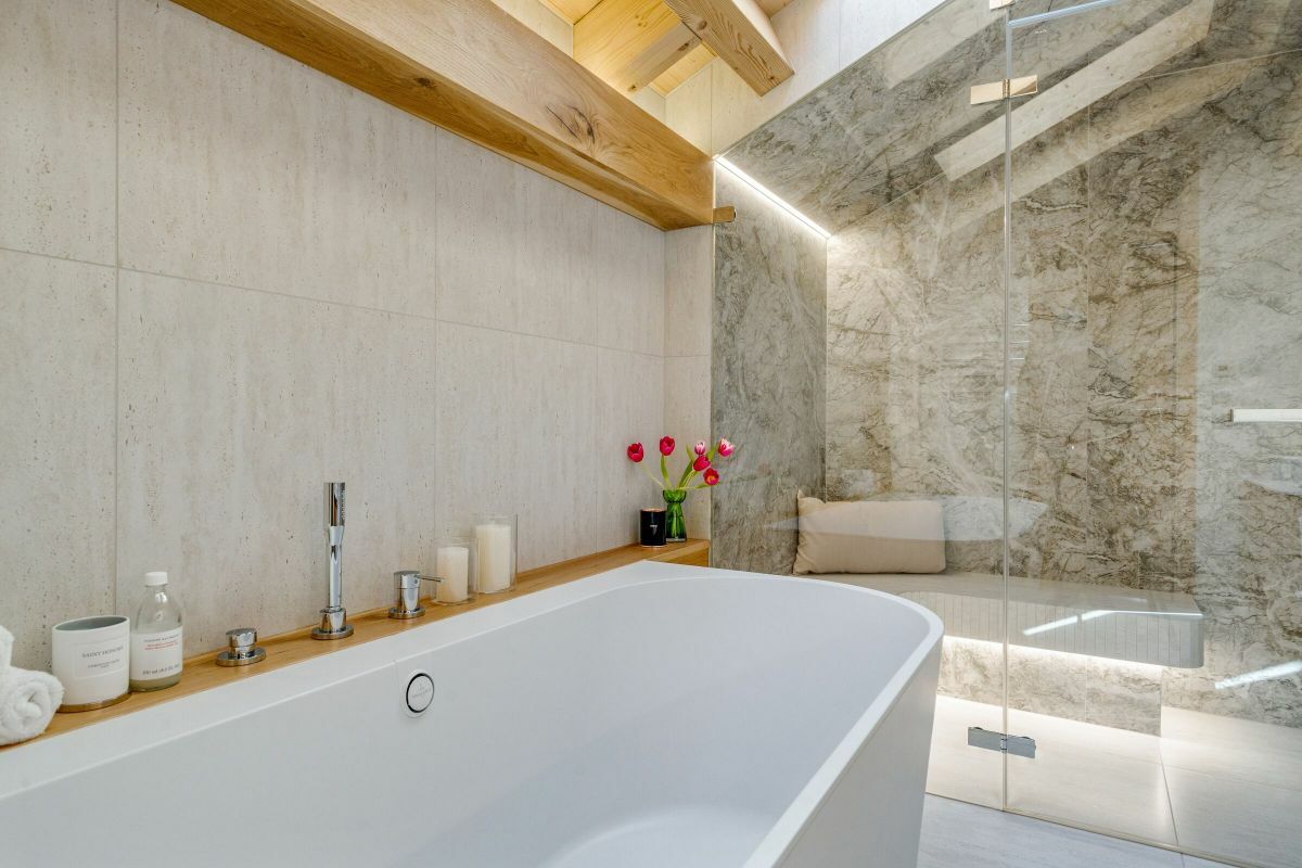Tetőablak és kényelmes méretű fürdőkád