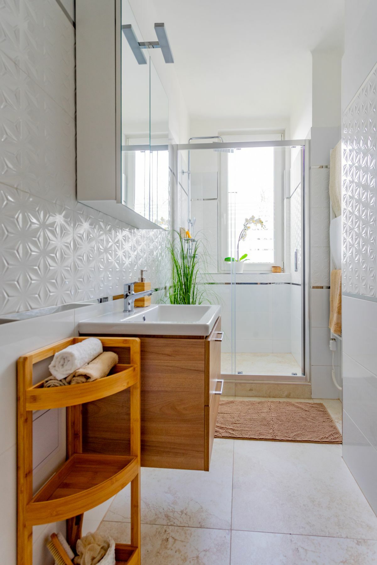 Zuhanyzós fürdőszoba fehér 3D csempével