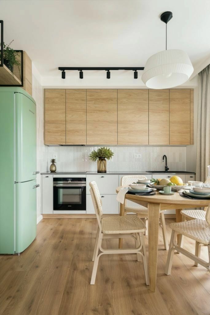 Tölgyfa színű bútor a konyhában
