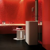 Piros fürdőszobai mozaik és csempe kombináció