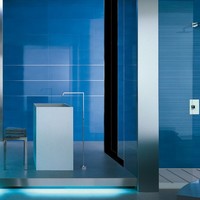 Minimál fürdőszoba fényes felületű kék csempével