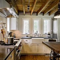 Rusztikus konyha modern háztartási gépekkel