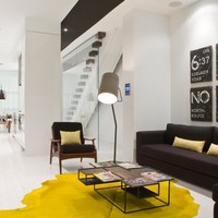 Cecconi Simone Interior nappali sárga szőnyeggel