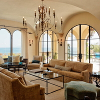 Mediterrán hangulatú nappali modern barna szövetes kanapékkal