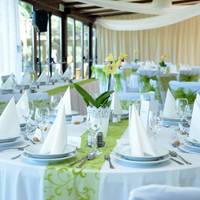 Halványzöld asztaldekoráció esküvőn