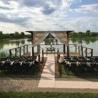 Vízparti esküvői helyszín egy stégen
