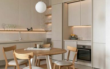 60 m2-es lakás nyugodt meleg színekkel rejtett konyhával, üvegtéglával Kijevből