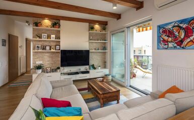 110 m2-es lakóparki lakás kő- és faburkolatokkal, egyedi tervezésű nappali szekrényekkel
