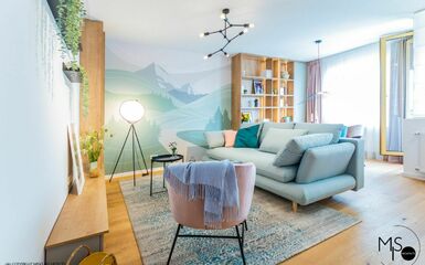 Pasztell színek és fa árnyalatok kombinációja egy 54 m2-es lakás berendezésénél