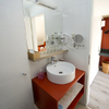 Modern fürdőszoba narancs színű bútorokkal
