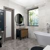 Fürdőszoba térben álló fürdőkáddal - Lia Interior Design