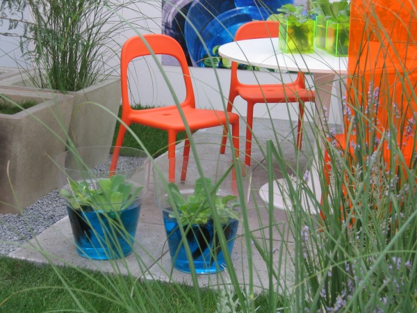 Dekoráció és Divat a kertben narancssárga szék