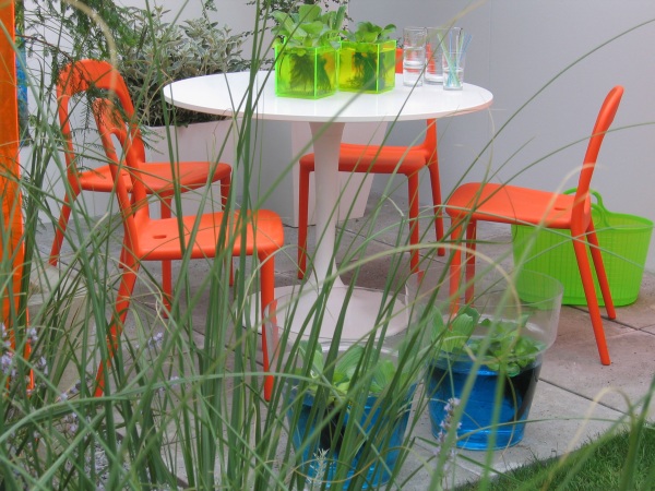 Dekoráció és Divat a kertben narancssárga kerti bútor