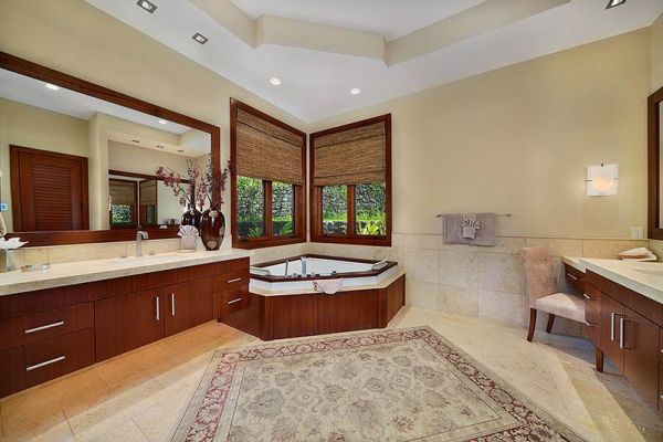 Fürdőszoba sarokkád, és perzsa szőnyeg