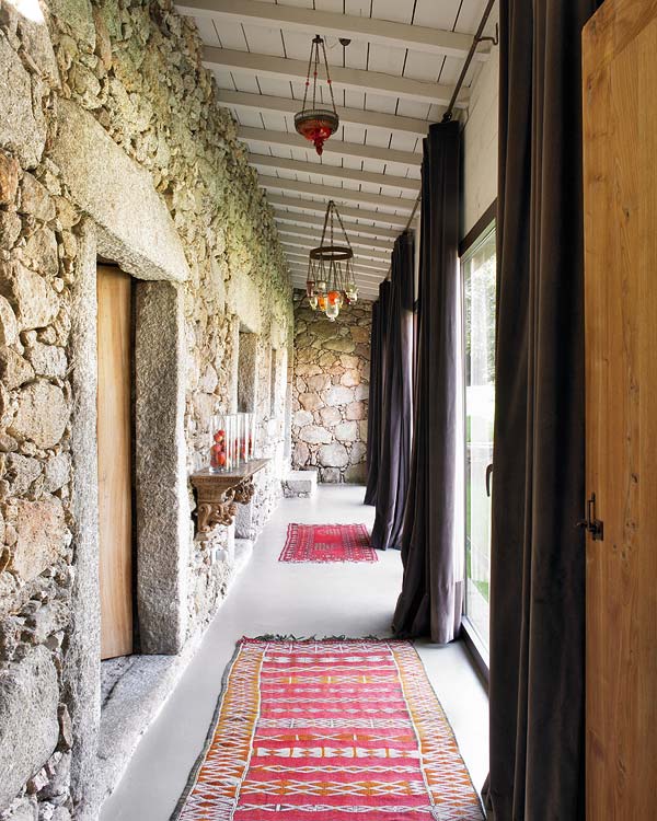 Mediterrán kőfal és szőnyegek