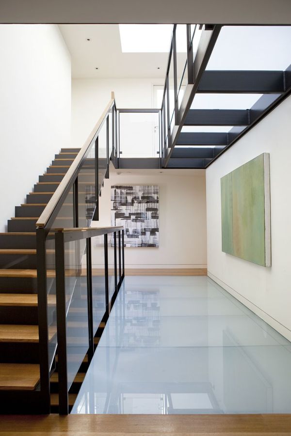 Üvegpadló modern lépcső kortárs festmények