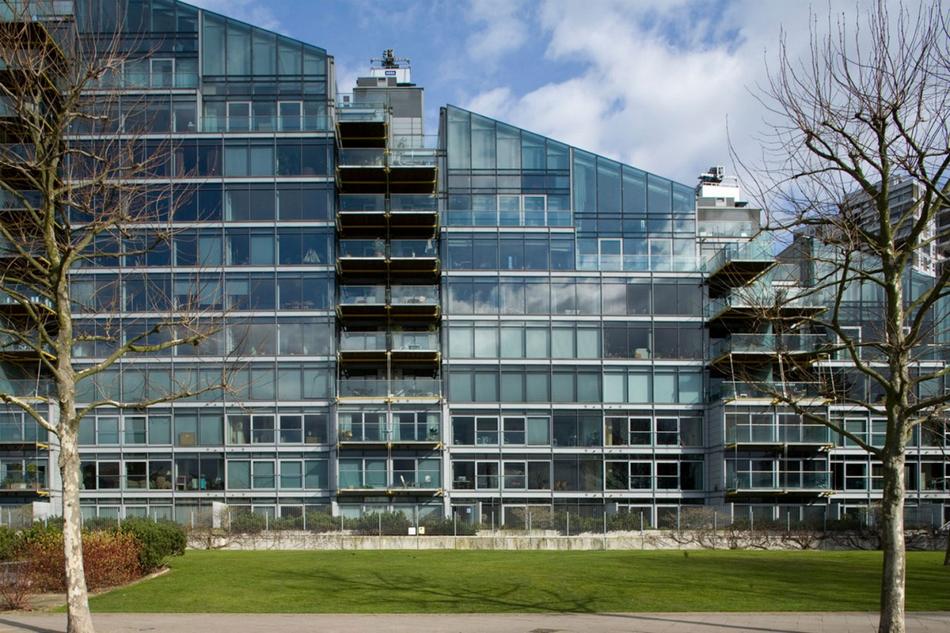Acél és üveg belsőépítészeti elemek egy londoni penthousban
