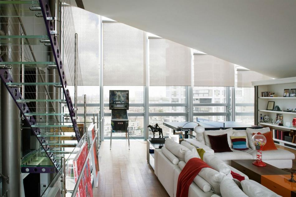 Acél és üveg belsőépítészeti elemek egy londoni penthousban