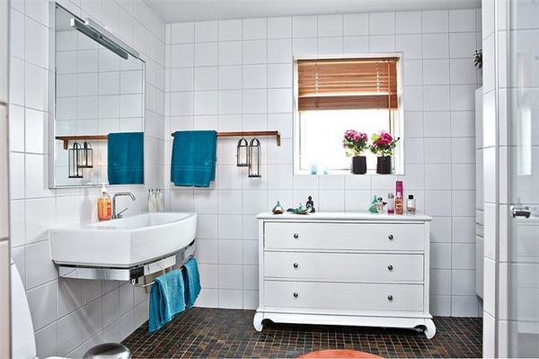 Klasszikus fürdőszoba szekrény modern fürdőben