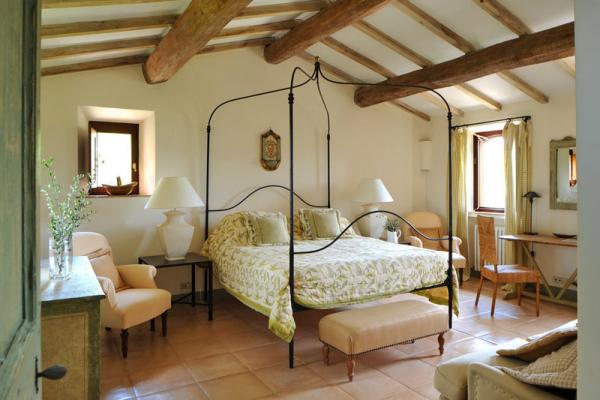 Mediterrán hotelszoba kovácsoltvas ágy kerettel