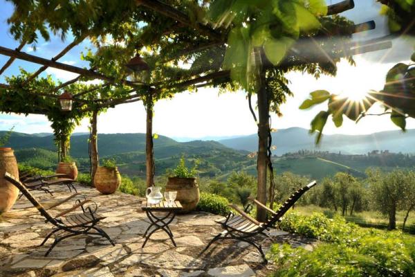 Mediterrán terasz szőlőlugas és kovácsoltvas kerti szék