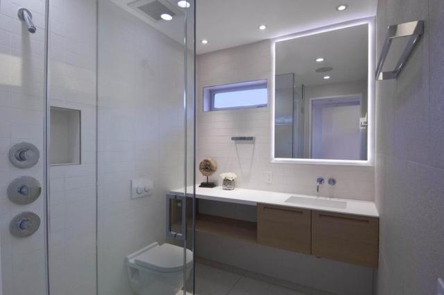 Fürdőszoba egyedi beépített szekrénnyel led fényekkel