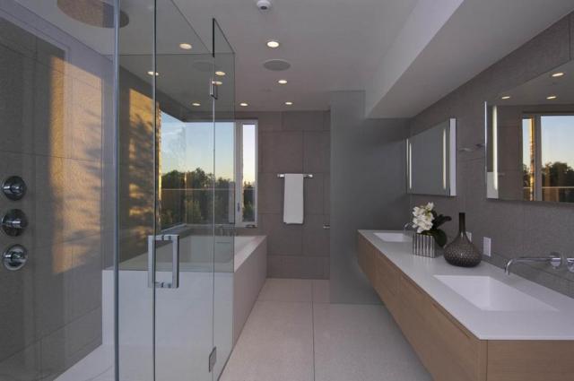 Zuhanykabin üvegfalakkal egyedi mosdópult