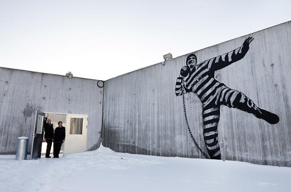 Graffiti a börtönudvaron 