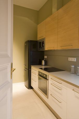 Modern natúr konyhabútor, fekete Smeg hűtő
