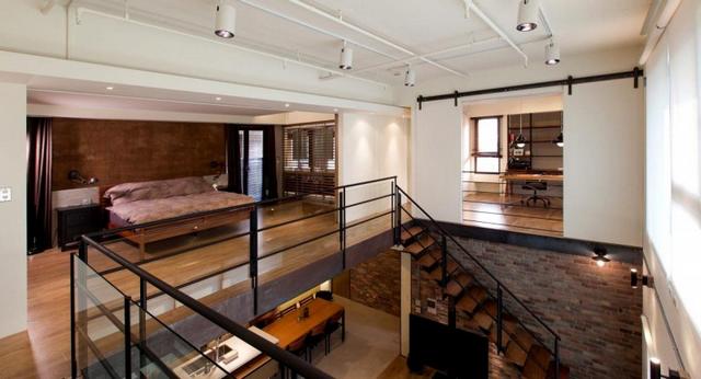 Loft lakás emeleti szint meleg színű padlóburkolat