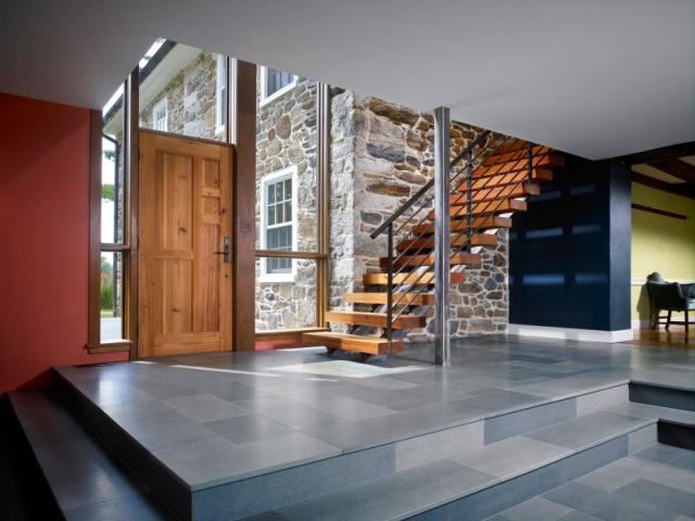 Modern lépcső és bejárati ajtó