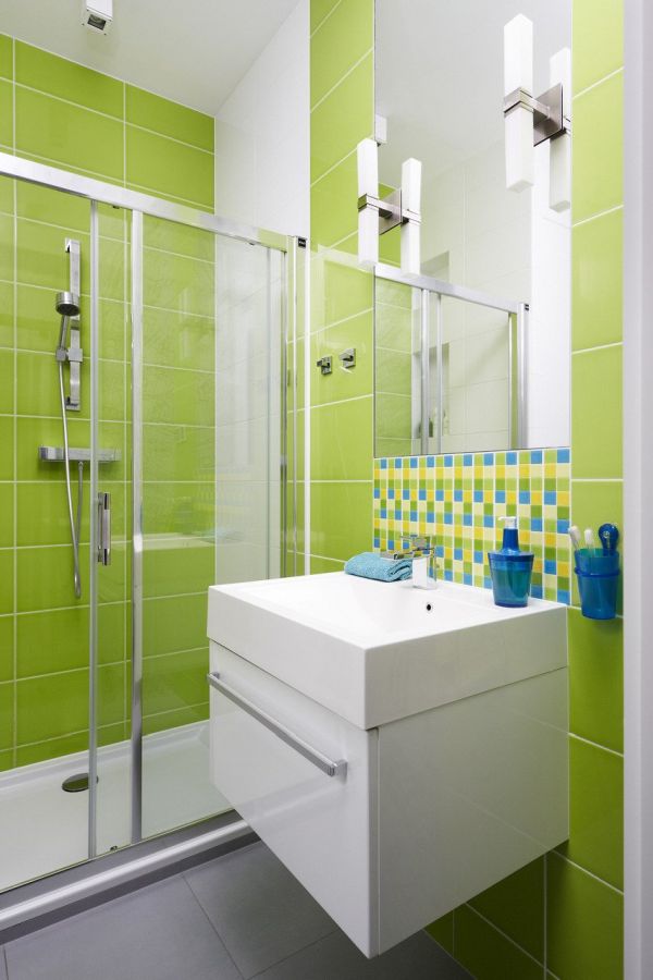 Modern lakás 90 nm2 zöld csempe a fürdőben
