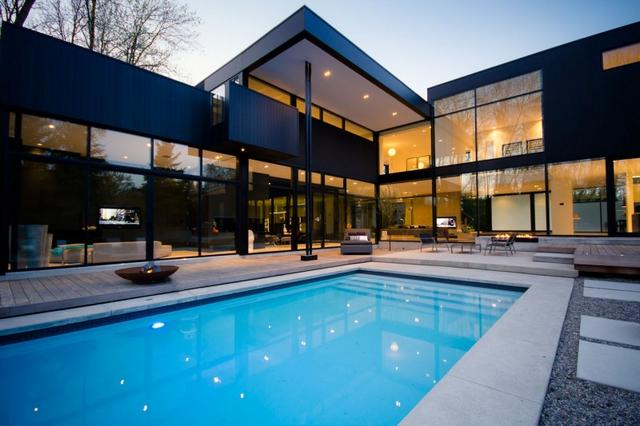 Modern kanadai kétszintes ház medencével