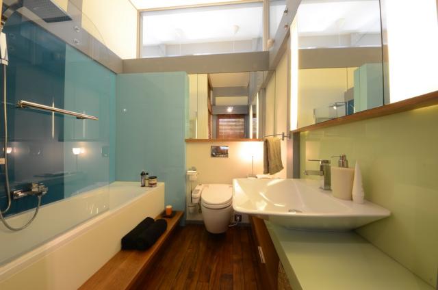 Modern egyedi fürdőszoba vécével