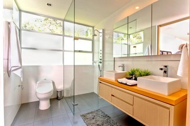 Modern fürdőszoba üvegfalú zuhanykabinnal