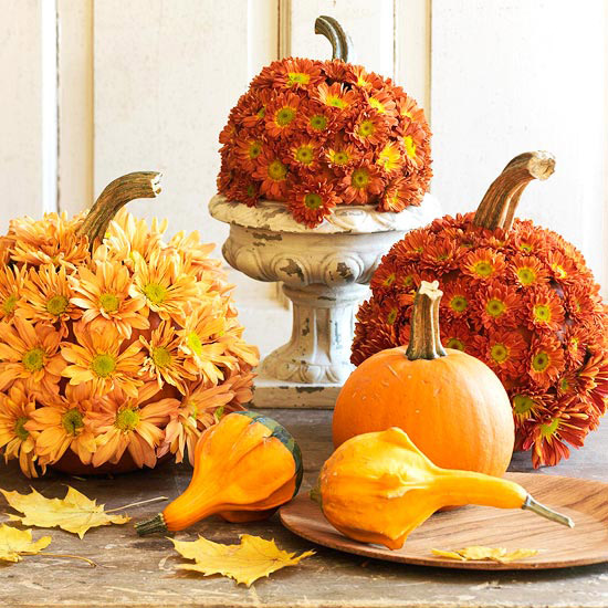 Asztaldekoráció sütőtökkel és őszi virágokkal