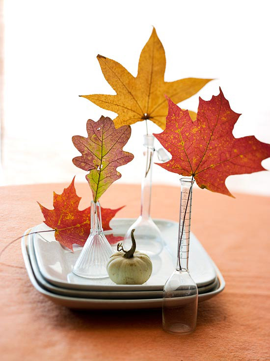 Asztaldekoráció színes őszi levelekkel