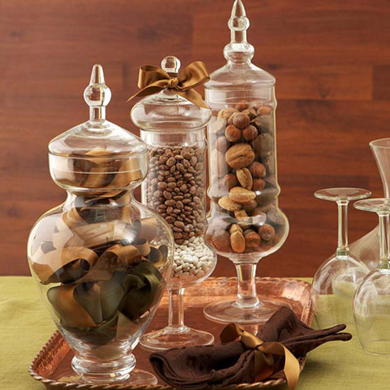Asztaldekoráció üveg edénybe tett termésekkel