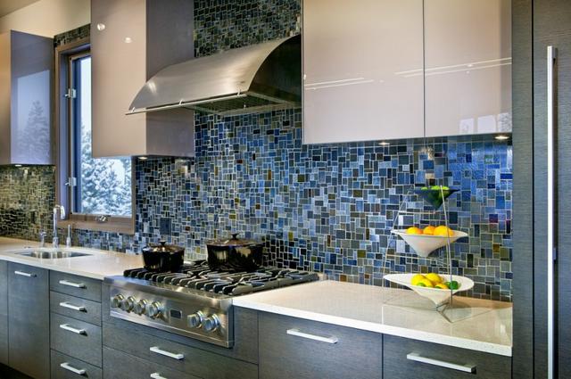 Mozaik konyhacsempe és modern páraelszívó