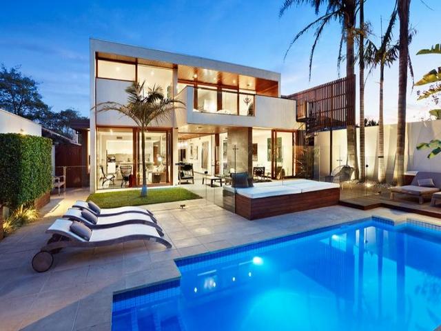 Modern ausztrál ház kerti medencével 