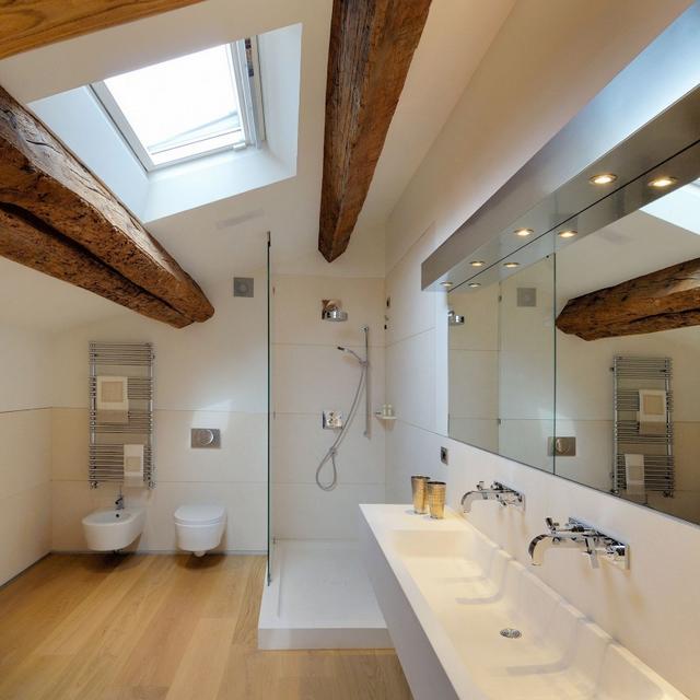 Modern tetőtéri fürdőszoba