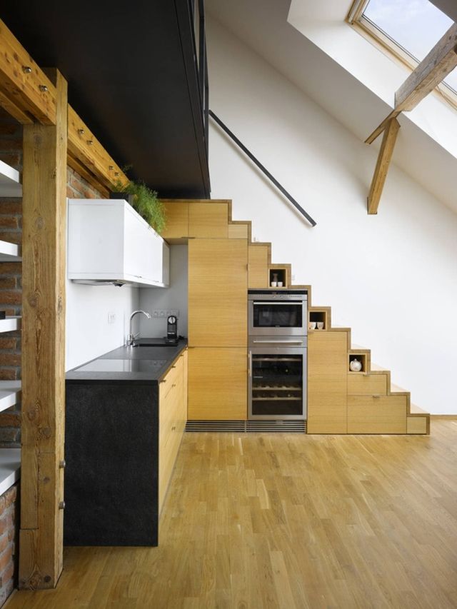 Lépcső alatt beépített konyhagép