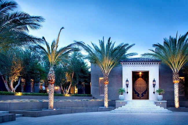 Marokkói ház bejárata pálmafák