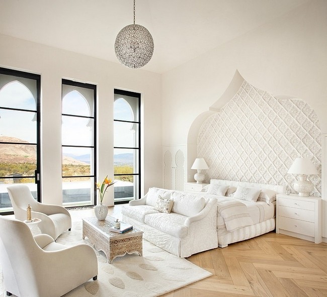 Marokkói stílusú fehér hálószoba és fotelek 