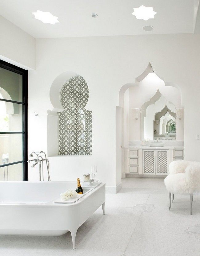 Marokkói stílusú fehér fürdőszoba