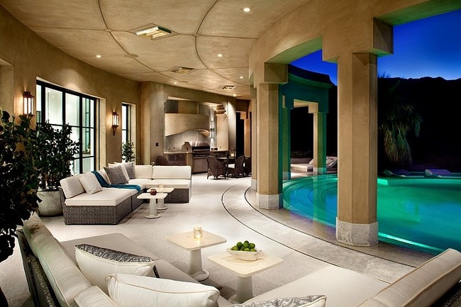 Lounge és medence marokkói stílusban