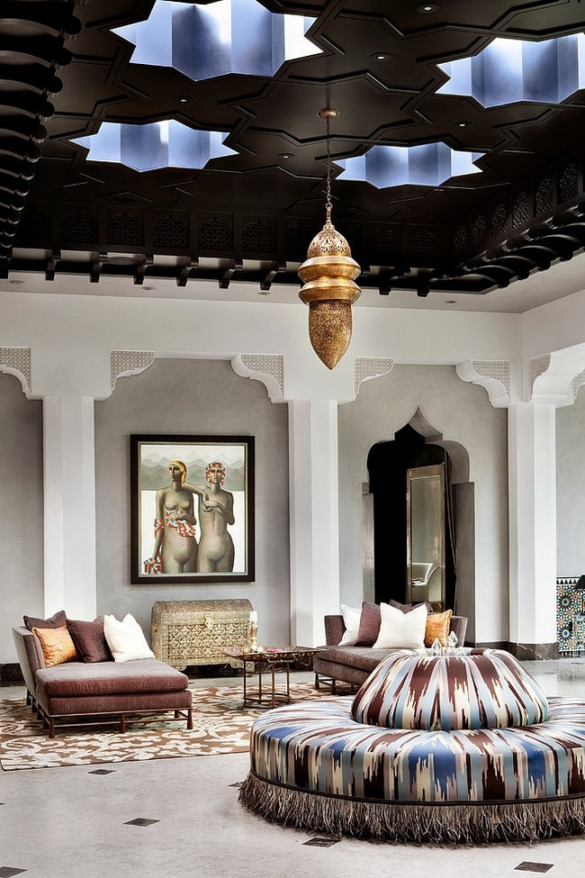 Marokkói nappali modern kanapéval