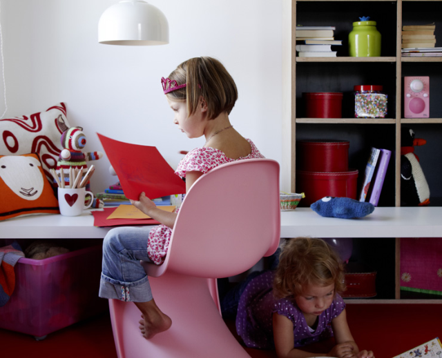 Gyerekszoba olvasósarok rózsaszín Panton szék