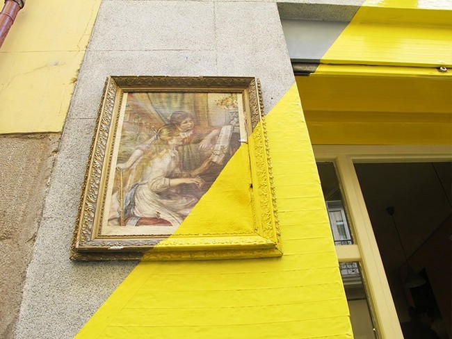 Utcai sárga dekoráció ötlet
