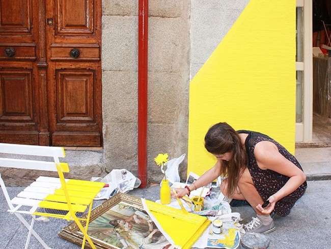Egyedi utcai dekoráció sárgával